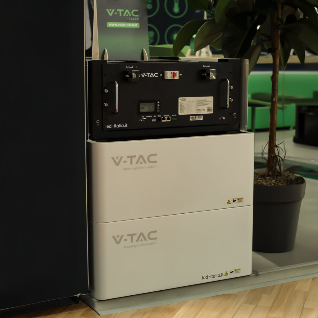 V-TAC Batteria di Accumulo 9.6kWh al Litio-Ferro-Fosfato LiFePO4 BMS Integrato Incluse Staffe per Ancoraggio a Muro per Inverter Fotovoltaici CEI 0-21 48V 200Ah Garanzia 10 Anni V-TAC Batteria di Accumulo 9.6kWh al Litio-Ferro-Fosfato LiFePO4 BMS Integrato Incluse Staffe per Ancoraggio a Muro per Inverter Fotovoltaici CEI 0-21 48V 200Ah Garanzia 10 Anni